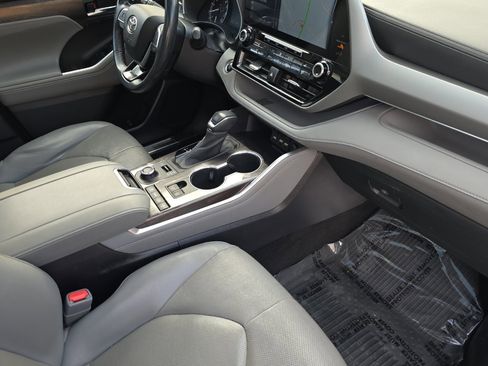 Used 2020 Toyota Highlander Platinum image 14