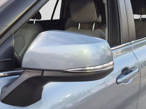 Certified 2023 Toyota Highlander LE FWD image 11
