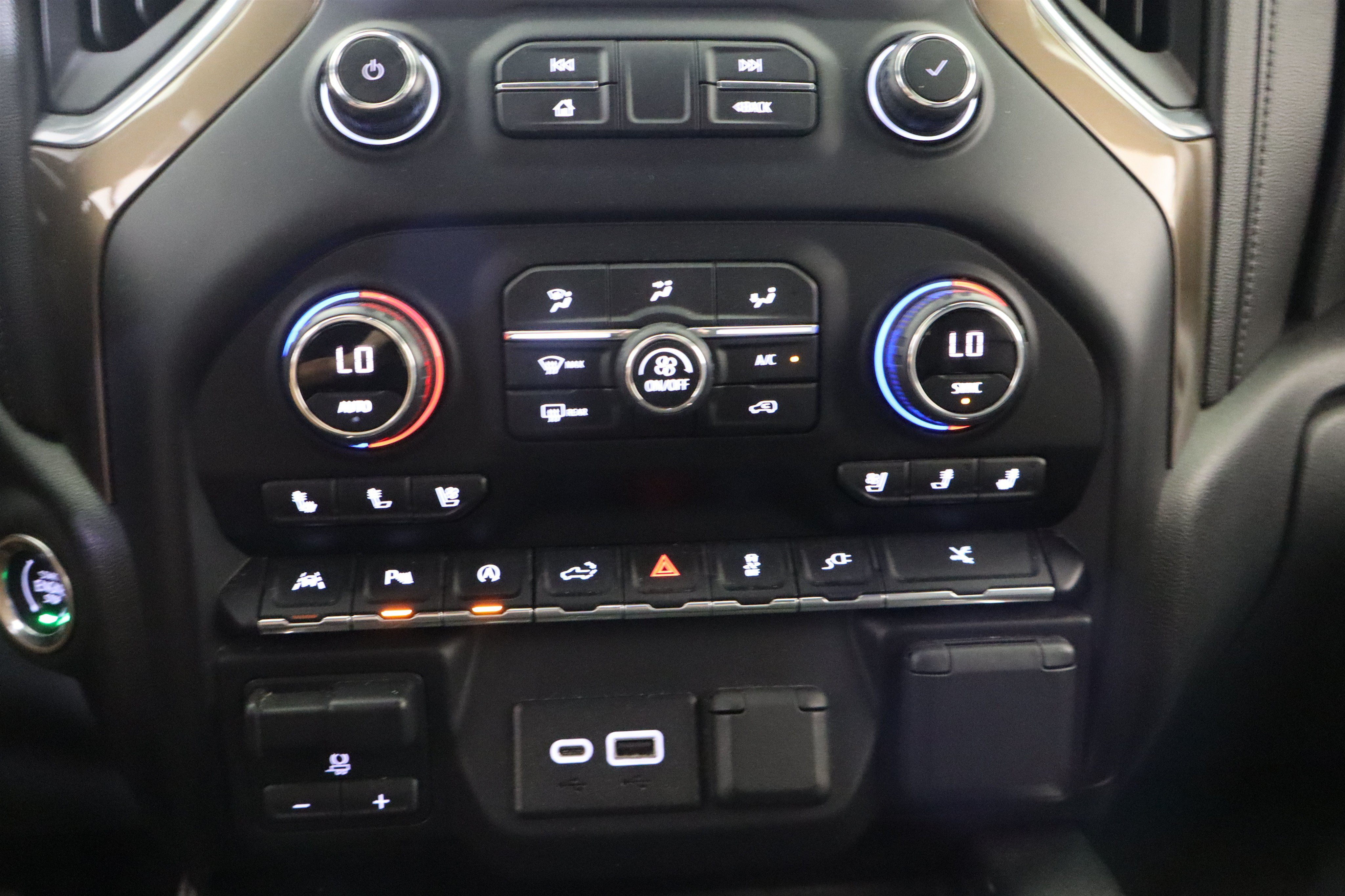 Used 2020 Chevrolet Silverado 1500 High Country w/ Technology Package AWD/4WD image 26