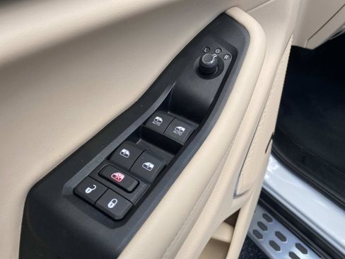 Used 2025 Jeep Grand Cherokee Limited w/ Luxury Tech Group II RWD image 22