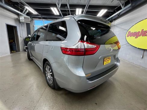 Used 2018 Toyota Sienna XLE w/ XLE Navigation Package image 3
