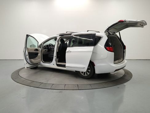 Used 2019 Chrysler Pacifica Touring-L FWD image 14