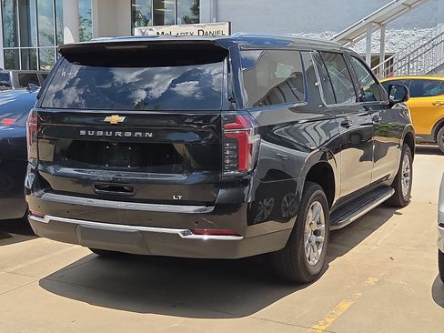 Used 2025 Chevrolet Suburban LT RWD image 4