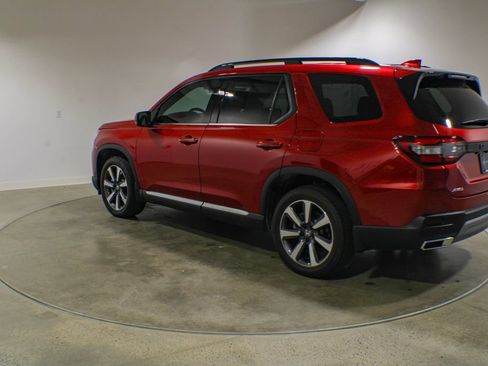 Used 2025 Honda Pilot Touring image 4