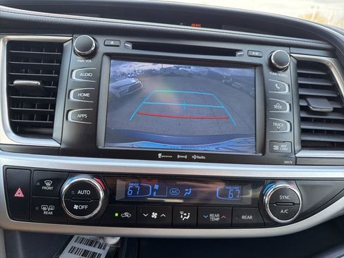 Used 2018 Toyota Highlander XLE AWD/4WD image 6