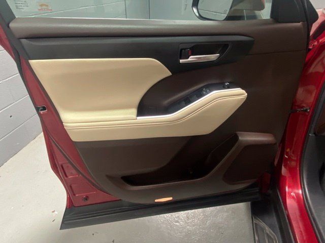 Used 2020 Toyota Highlander XLE FWD image 7