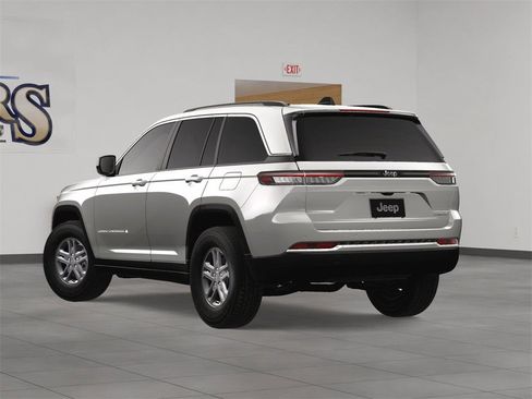 New 2025 Jeep Grand Cherokee Laredo image 4