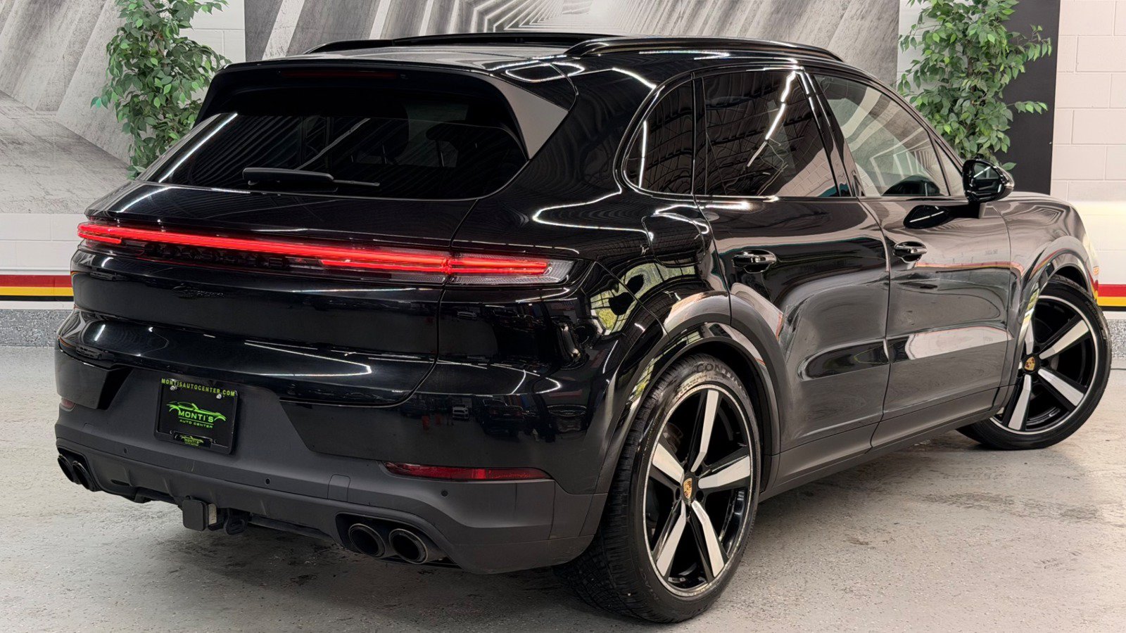 Used 2024 Porsche Cayenne AWD/4WD image 7