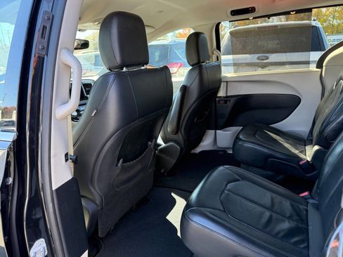 Used 2017 Chrysler Pacifica Touring-L image 9