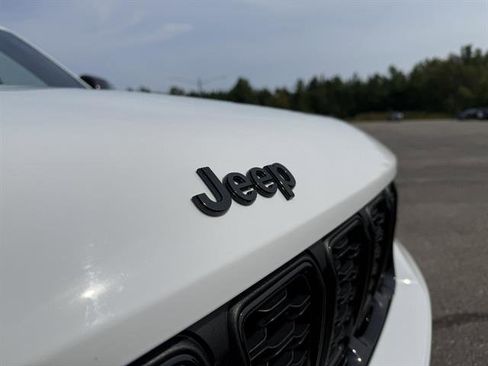 Used 2023 Jeep Grand Cherokee Altitude AWD/4WD image 8
