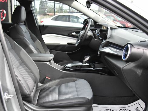 Used 2025 Chevrolet Trax LT w/ LT Convenience Package FWD image 45