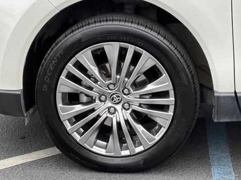 Used 2022 Toyota Venza XLE image 31