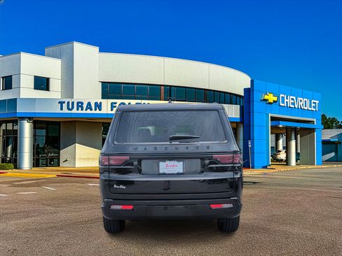 Used 2024 Jeep Wagoneer L Series II AWD/4WD image 4