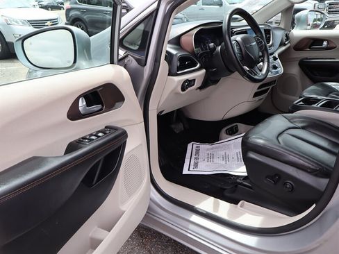 Used 2017 Chrysler Pacifica Touring-L FWD image 24