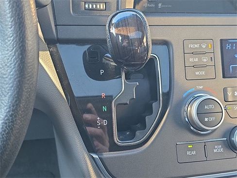 Used 2015 Toyota Sienna L image 20