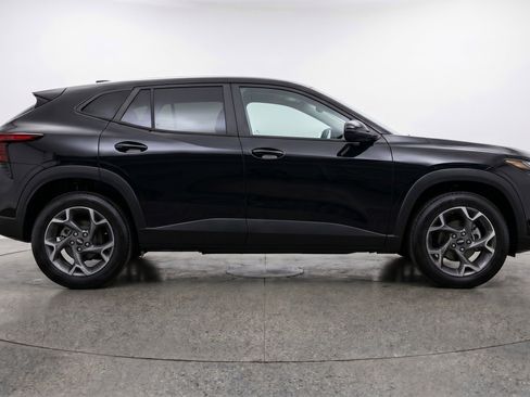 Used 2025 Chevrolet Trax LT FWD image 11