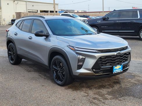 Used 2025 Chevrolet Trax ACTIV w/ Sunroof Package image 7