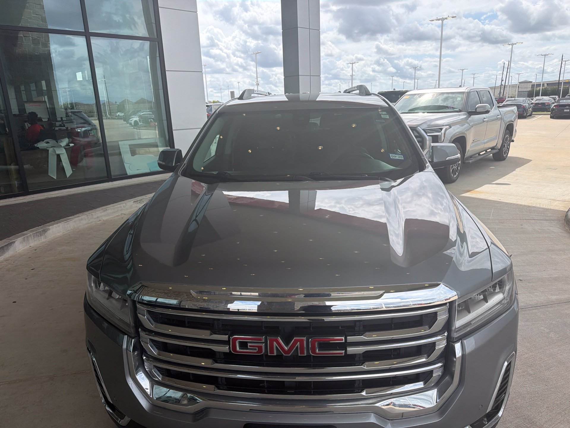 Used 2023 GMC Acadia SLT FWD image 4