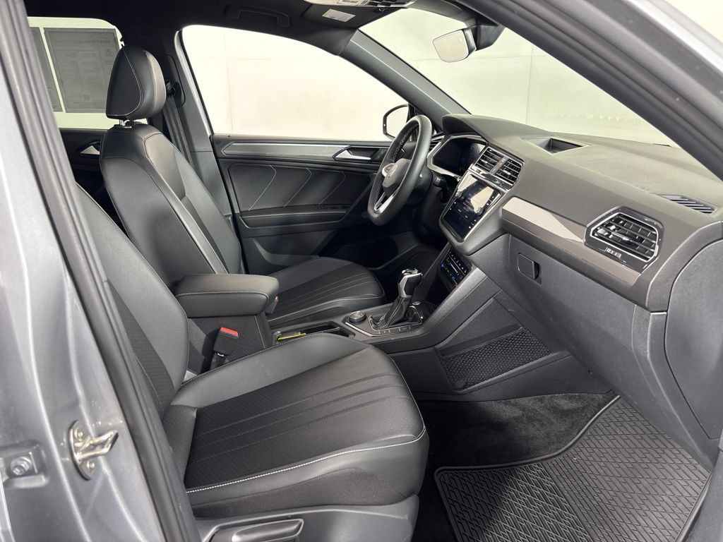 Used 2023 Volkswagen Tiguan SE R-Line AWD/4WD image 6