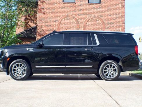 Used 2021 GMC Yukon XL Denali w/ Denali Premium Package image 8
