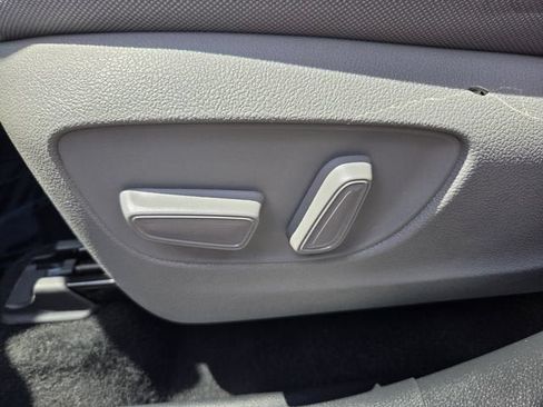 Used 2021 Toyota Highlander LE FWD image 19