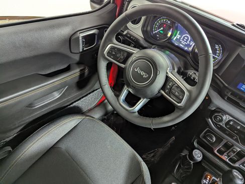 Used 2025 Jeep Wrangler Unlimited Sahara AWD/4WD image 9