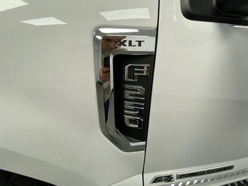 Used 2019 Ford F250 XLT w/ XLT Premium Package AWD/4WD image 12
