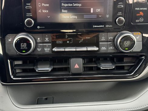 Used 2021 Toyota Highlander XLE image 29