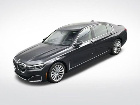 Used 2022 BMW 740i w/ Premium Package image 27