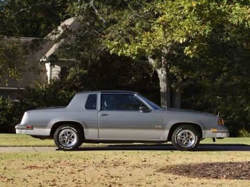 Used 1987 Oldsmobile Cutlass Supreme Salon image 2