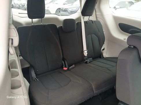 Used 2018 Chrysler Pacifica Touring Plus w/ Tire & Wheel Group FWD image 17