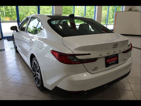 Used 2025 Toyota Camry XLE AWD/4WD image 7