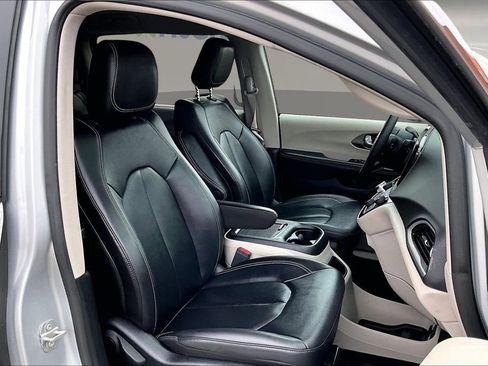 Used 2024 Chrysler Pacifica Touring-L image 26