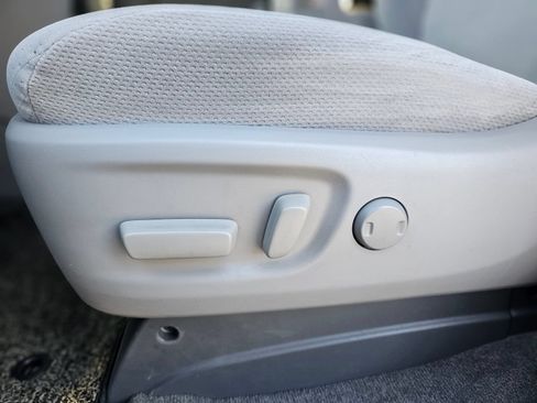 Used 2018 Toyota Sienna LE w/ Carpet Mat Package FWD image 17