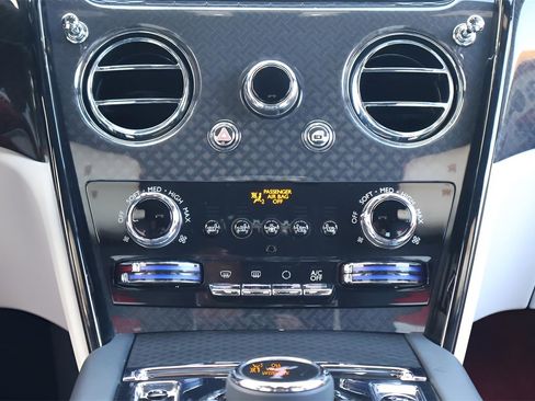 Used 2023 Rolls-Royce Cullinan Black Badge w/ Dark Exterior Package image 21