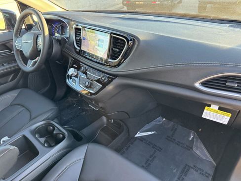 New 2026 Chrysler Pacifica Select image 6