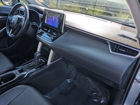 Used 2023 Toyota Corolla Cross XLE image 6