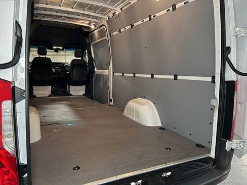 Used 2025 Mercedes-Benz Sprinter 2500 image 18