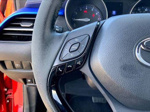 Used 2020 Toyota C-HR XLE FWD image 23