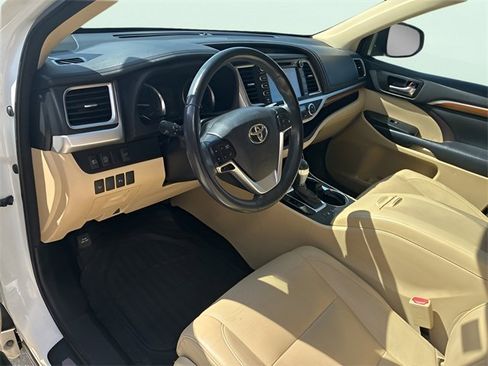 Used 2017 Toyota Highlander Limited image 18
