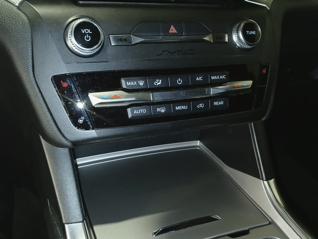 Used 2020 Ford Explorer XLT w/ Equipment Group 202A AWD/4WD image 21