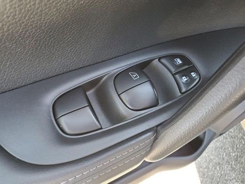 Used 2018 Nissan Rogue Sport SV AWD/4WD image 15