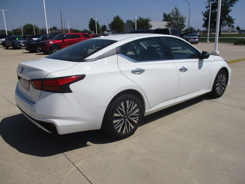 Used 2025 Nissan Altima 2.5 SV FWD image 5