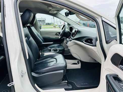 Used 2017 Chrysler Pacifica Touring-L FWD image 32