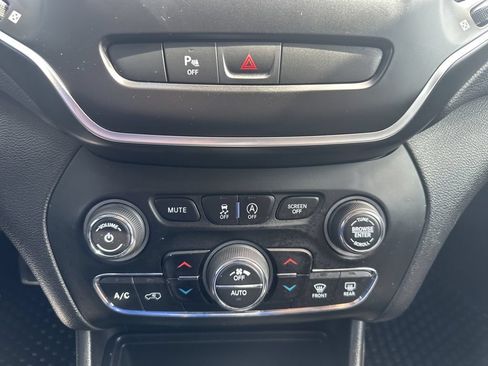 Used 2019 Jeep Cherokee Latitude Plus w/ Comfort/Convenience Group AWD/4WD image 4