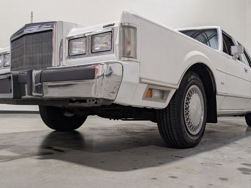 Used 1988 Lincoln Town Car RWD image 4