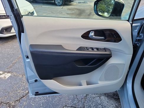 Used 2023 Chrysler Pacifica Limited FWD image 16