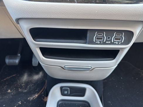 Used 2024 Chrysler Pacifica Touring-L image 35