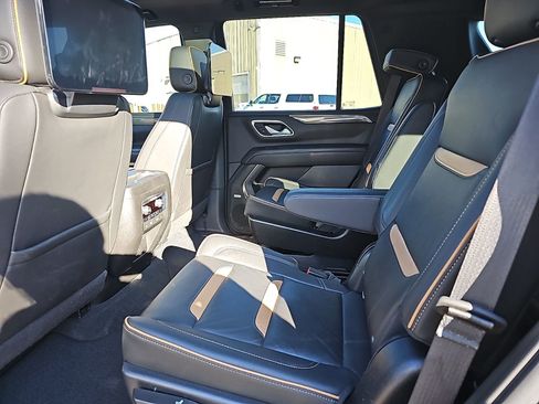 Used 2022 GMC Yukon AT4 w/ AT4 Premium Package AWD/4WD image 9