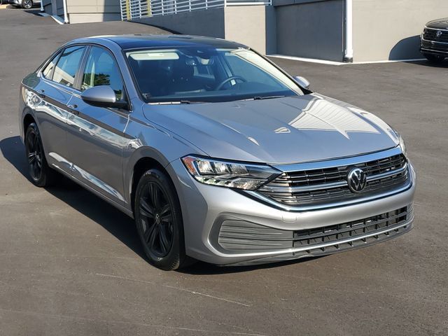Certified 2024 Volkswagen Jetta SE w/ Panoramic Sunroof Package FWD image 3